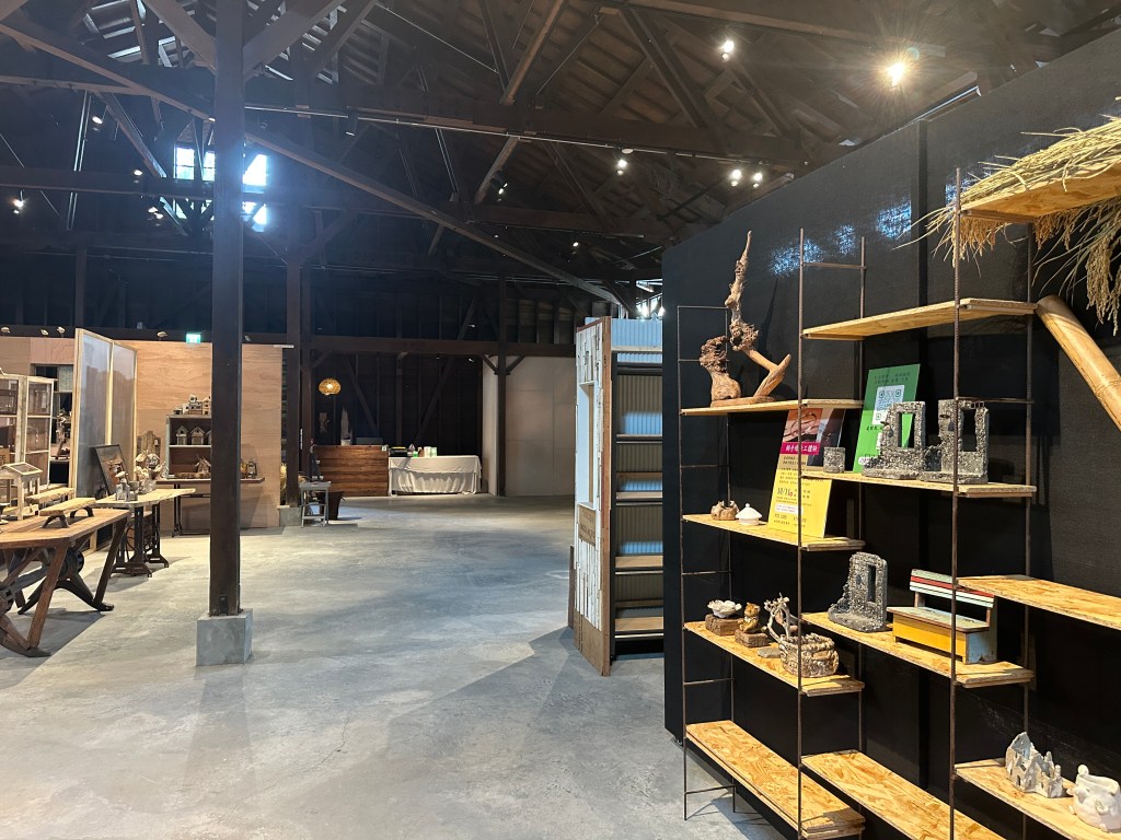 高挑木柱支撐的文創商品大廳