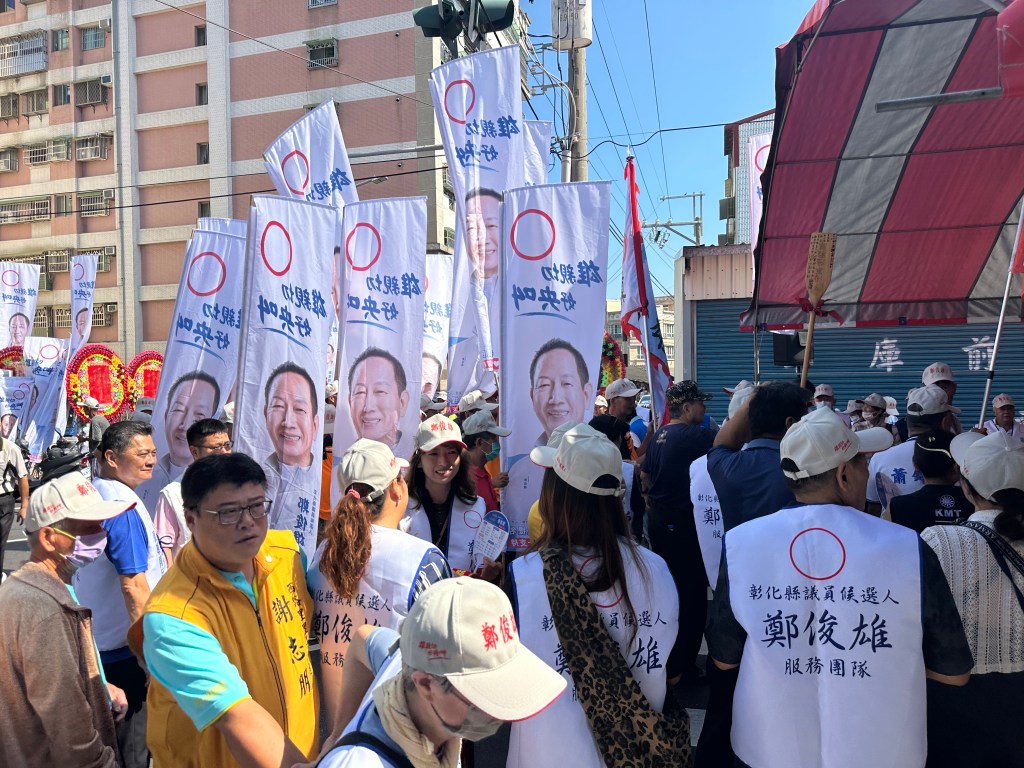 造勢活動現場外一片印有候選人名字與照片的旗海飄揚景象