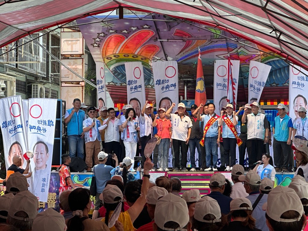台灣選舉造勢大會壓軸高潮候選人與地方代表在舞台上握拳齊喊凍蒜當選