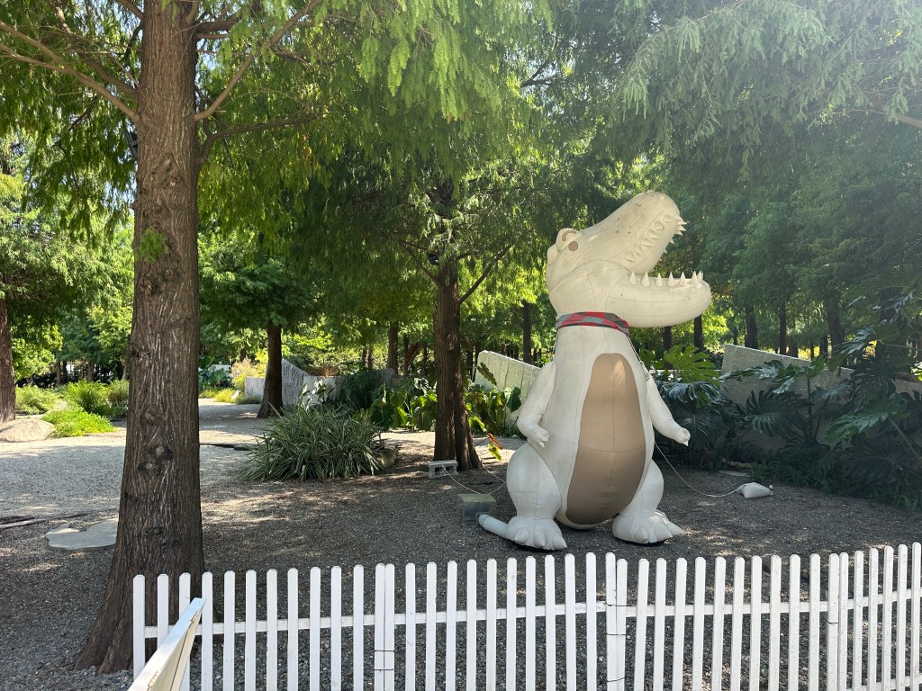 俏皮白色大恐龍裝置藝術